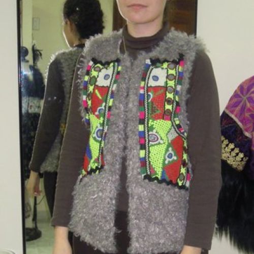 Chaleco customizado con telas de India y abalorios de Afganistán (delantero)