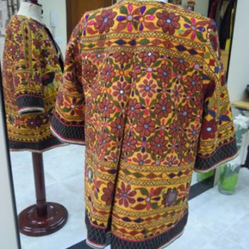 Abrigo confeccionado con tapiz de la India (trasero)