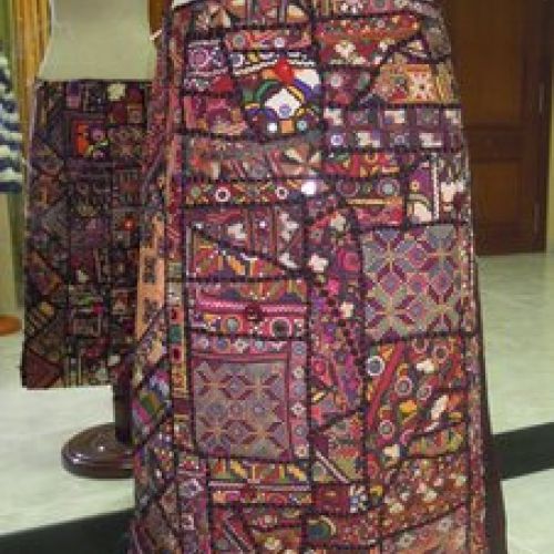 Falda confeccionada con tapiz indio (trasero)