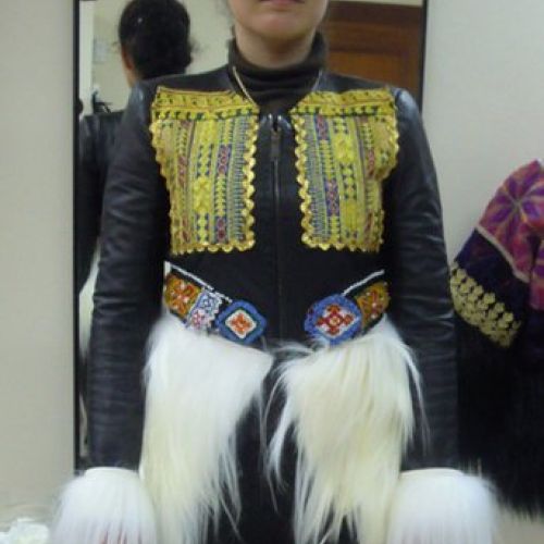 1 Cazadora de cuero customizada con telas afganas y piel de cabra del Himalaya