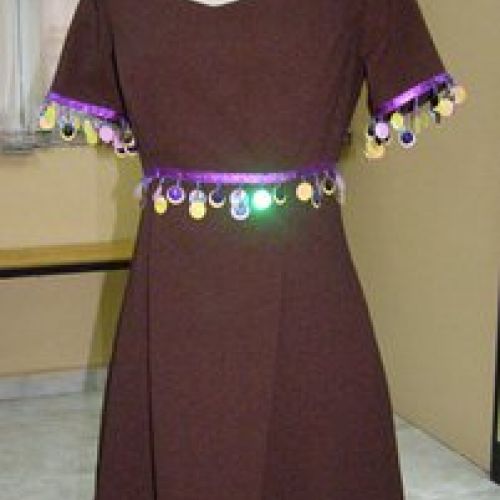 Vestido con adornos de abalorios (delantero)