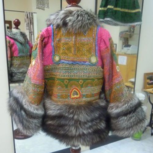 Abrigo confeccionado con telas afganas y piel de zorro (trasero)