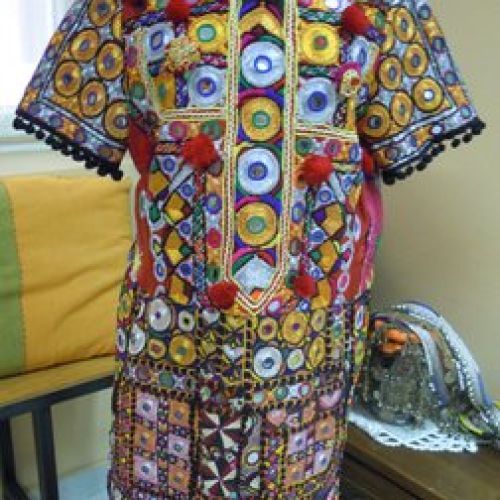 Vestido confeccionado con telas indias doradas, delantero