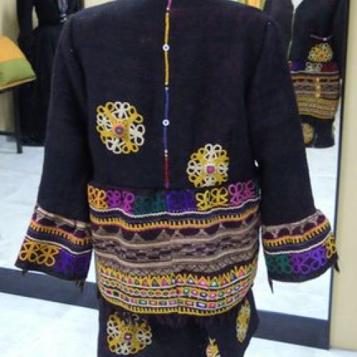 Traje de falda y chaqueta en telas indias, trasero