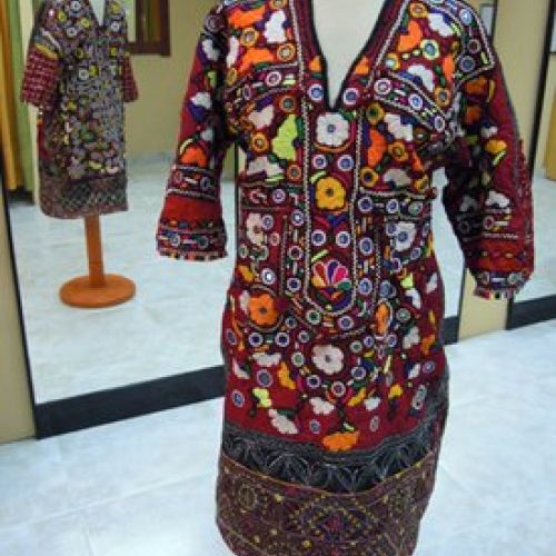 Vestido confeccionado con telas pakistaníes, delantero (1)