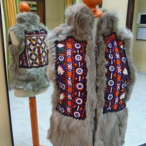 Chaleco de piel con apliques de tela pakistaní, delantero (1)