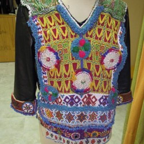 Casaca de cuero adornado con abalorios y telas de Afganistán (delantero)