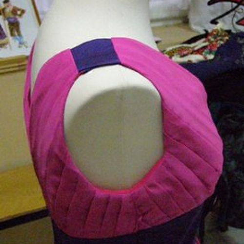 Vestido rosa y fajín morado, estado previo al bordado con pedreria y swaroski, detalle tirante (confeccionado en el año 2012)