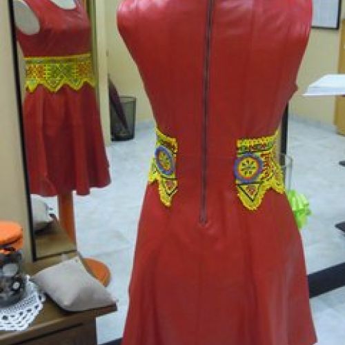 Vestido de cuero adornado con abalorios de Afganistán (trasero)