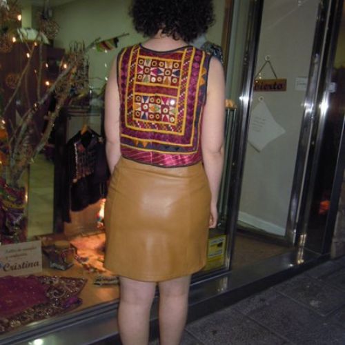 Conjunto de chaleco y falda étnico vintage confeccionado con tapiz de India y cuero (trasero)
