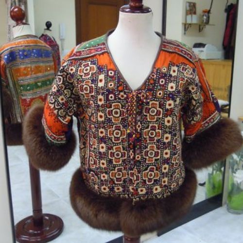 Chaqueta confeccionada con telas indias y visón (delantero)