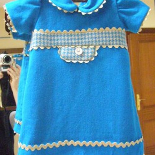 Colección Otoño Azul 2010. Vestido con bolsillo sin puntillas, delantero (2)