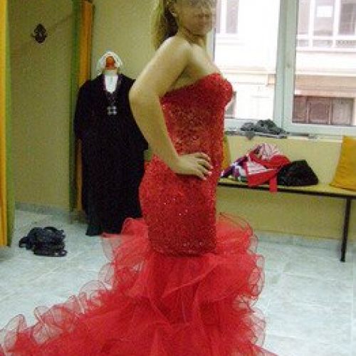 Vestido de fiesta rojo, visto de perfil (4). (Confeccionado en el año 2010)