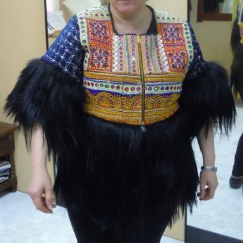 Abrigo confeccionado con telas afganas y piel, delantero