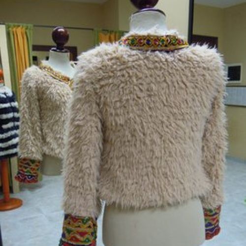 3  Resultado final: Abrigo adornado con telas de la India y rosetón de abalorios (trasero)