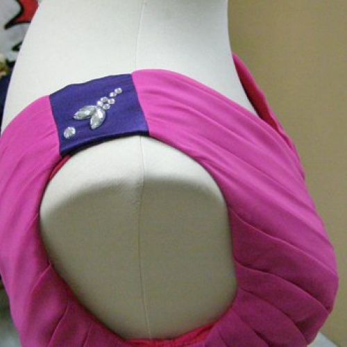 Vestido rosa y fajín morado, resultado final, detalle tirante (confeccionado en el año 2012)