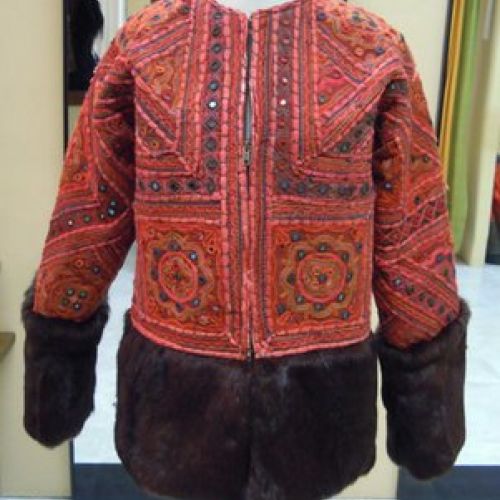 Abrigo confeccionado con tapiz de la India y piel de visón (delantero)