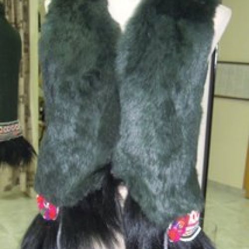 Chaleco customizado con tela y medallones afganos y piel de cabra del Himalaya (delantero)