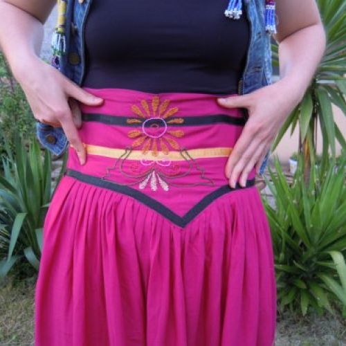 Falda étnico vintage confeccionada con tela de India bordada (detalle bordado cinturilla)