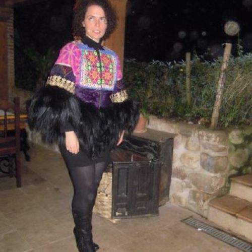 Abrigo étnico vintage confeccionado con telas afganas y piel de cabra del Himalaya (delantero)