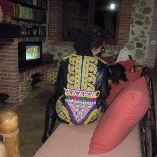 Casaca étnico vintage confeccionada con napa y telas y abalorios afganos (trasero)