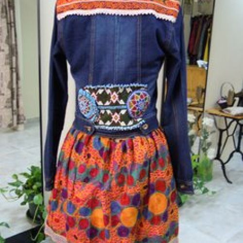 Conjunto de cazadora y falda de cintura alta confeccionado con telas y adornos de Afganistán (trasero)