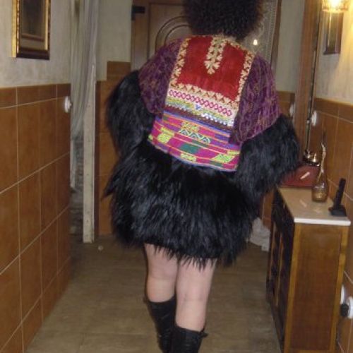 Abrigo étnico vintage confeccionado con telas de Afganistán y piel de cabra del Himalaya (trasero)