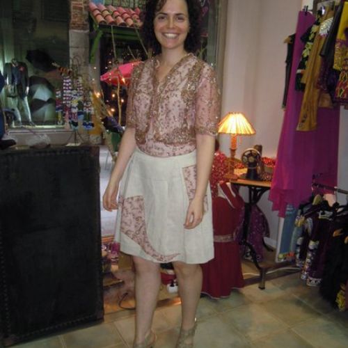 Chaqueta joya confeccionada con saree de India y falda de lino con parches de saree (delantero)