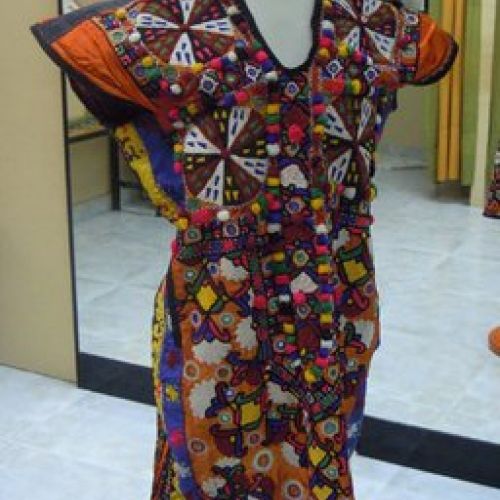Vestido confeccionado con telas indias, delantero (1)