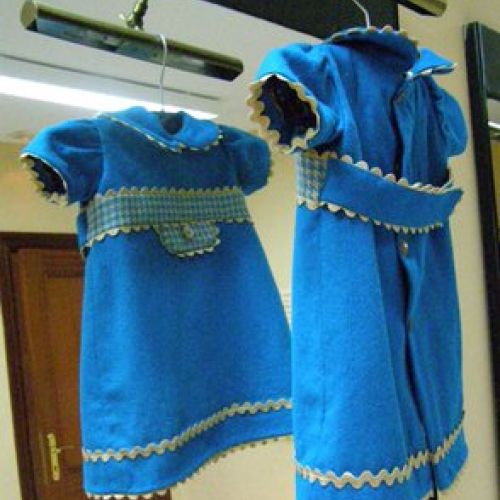 Colección Otoño Azul 2010. Vestido con bolsillo sin puntillas, delantero y trasero (1)