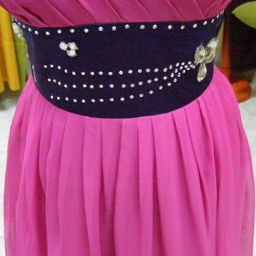 Vestido rosa y fajín morado, resultado final, detalle fajín delantero (confeccionado en el año 2012)