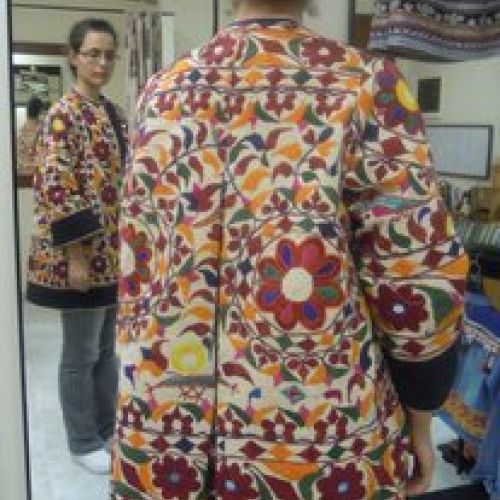 Abrigo étnico vintage confeccionado con tapiz de la India (trasero)