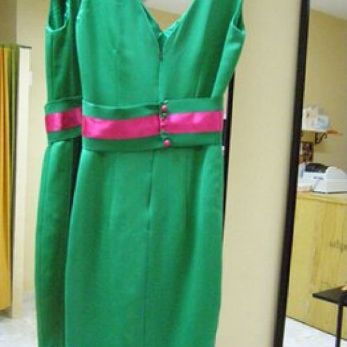 Vestido verde, con fajin verde y rosa (trasero)