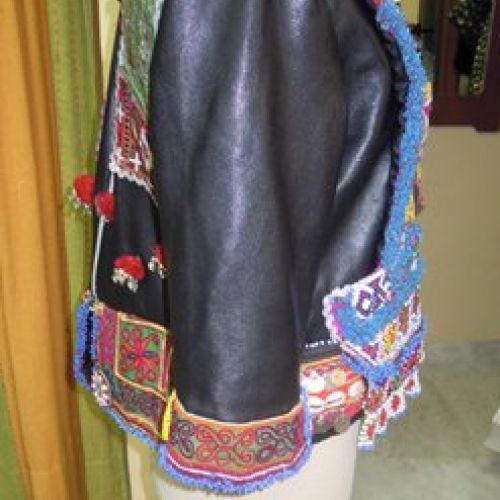 Casaca de cuero adornado con abalorios y telas de Afganistán (lateral)