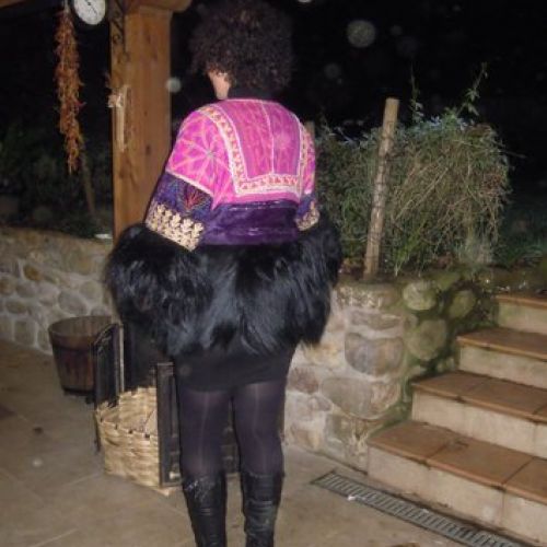 Abrigo étnico vintage confeccionado con telas afganas y piel de cabra del Himalaya (trasero)