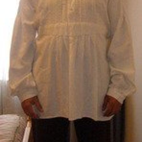 Primer paso: Colocación de la camisa. La pechera de la camisa de campurriano se encontraba mucho más adornada que la de la mujer.