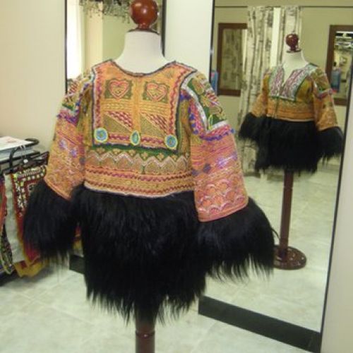 Abrigo confeccionado con telas afganas y pelo de cabra del Himalaya (trasero)