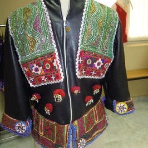 Casaca de cuero adornado con abalorios y telas de Afganistán (trasero)