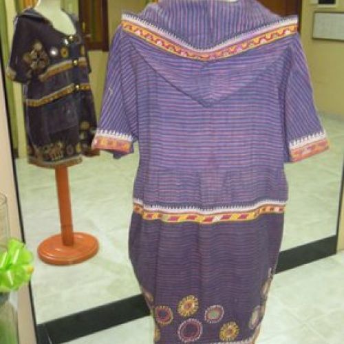 Camisola confeccionada con telas indias, trasero