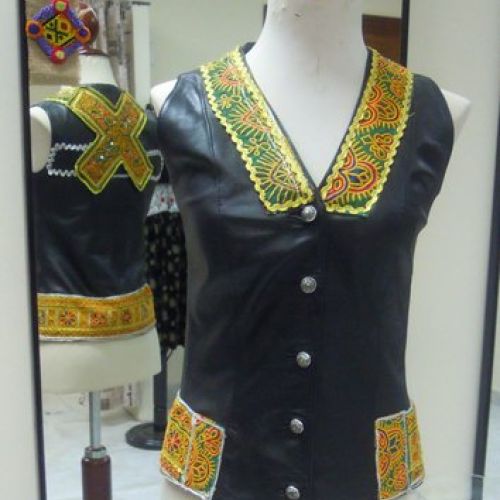 Chaleco de cuero customizado con telas de Afganistán (delantero)