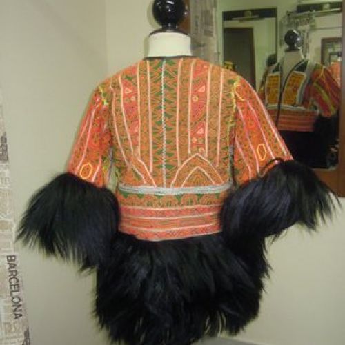 Abrigo étnico vintage confeccionado con telas afganas y piel de cabra del Himalaya (trasero)