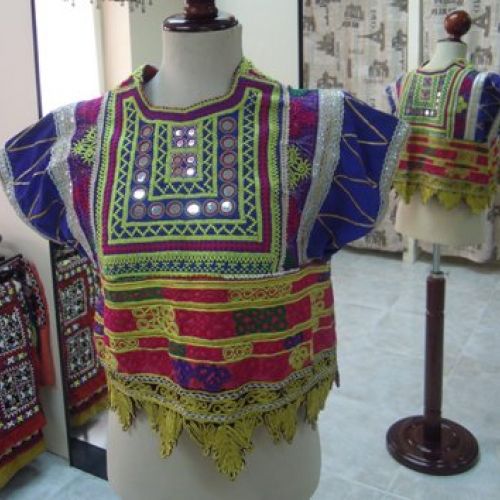 Top confeccionado con telas afganas (delantero)