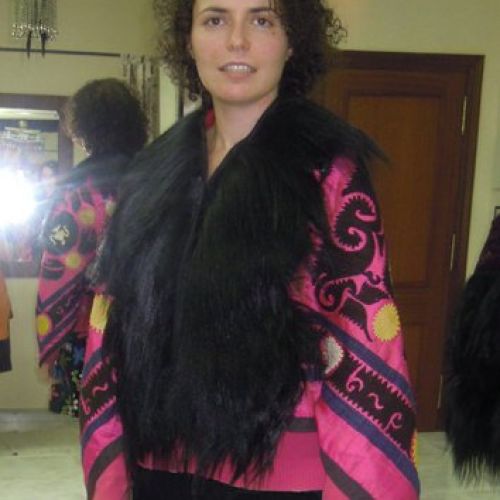 Poncho confeccionado con telas antiguas de Uzbekistán y piel de cabra del Himalaya (delantero)