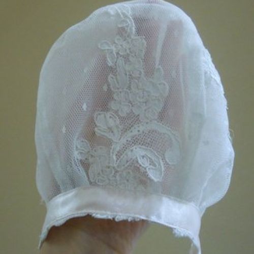 Capota a conjunto con el faldón de bautizo de encaje (trasero)