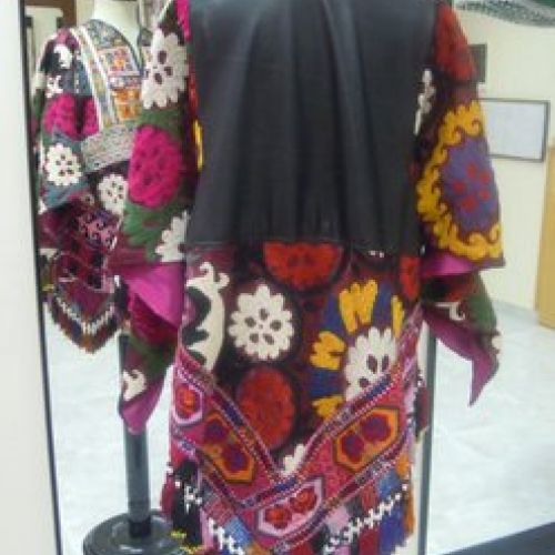 Poncho confeccionado telas de Uzbekistán y Afganistán y cuero (trasero)
