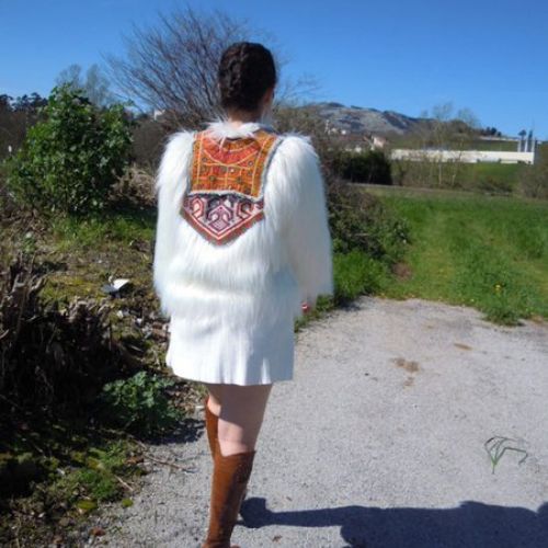 Abrigo étnico vintage confeccionado con pelo de conejo de angora y pechera de Afganistán adornada con talismanes turcos y cowries (2)