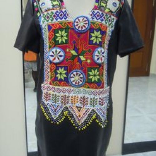 Vestido de cuero adornado con telas de India, Afganistán y abalorios afganos (delantero)