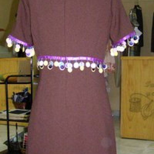 Vestido con adornos de abalorios (trasero)