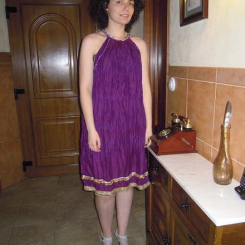 Vestido étnico confeccionado con telas de Afganistán y adornado con bordados a mano (delantero)