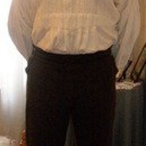 Segundo paso: Se coloca el pantalón, metiendo la camisa por dentro de este y las medias de lana de oveja